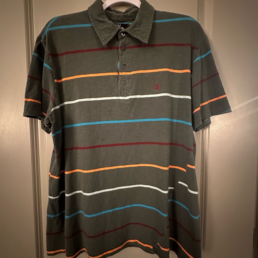 Like New. Volcom Stone…Men’s Short Sleeve, Button-Up, Collared Shirt Size Large